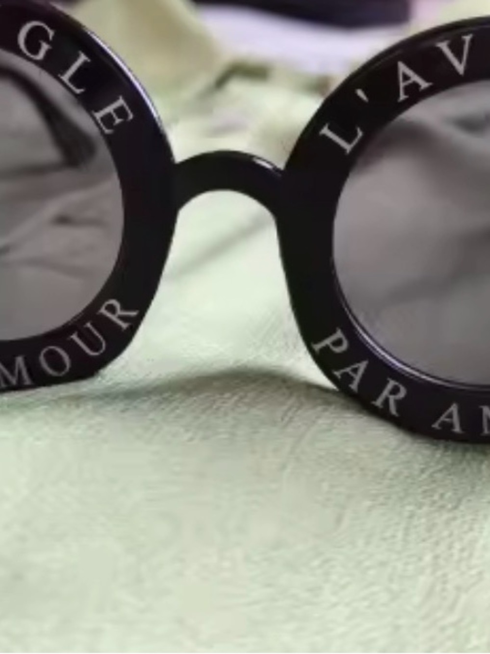 🔥Brand New 🔥Paramour Round Sunglasses with Black Lenses and Gold Frame - Picture 3 of 6